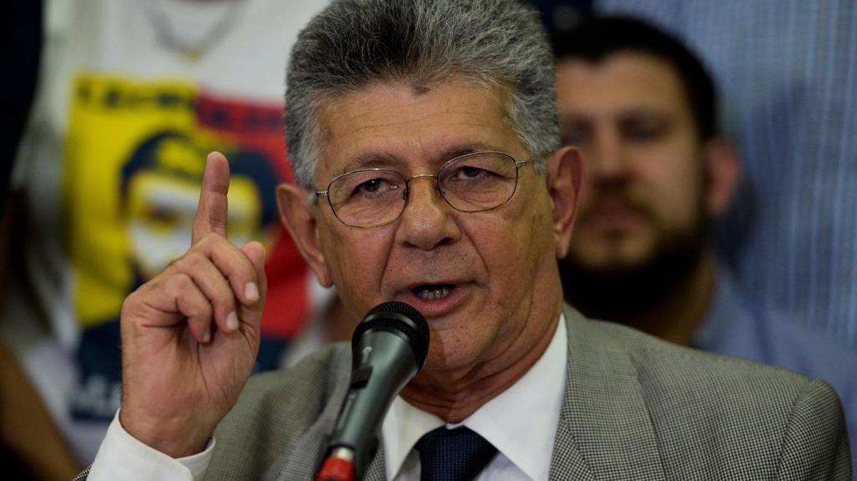 El presidente de la Asamblea Nacional venezolana (AN, Parlamento), el opositor Henry Ramos Allup habla con la prensa el 21 de octubre.