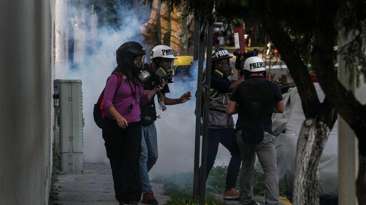 Miembros de la prensa trabajan en medio de un enfrentamiento entre manifestantes y la policía el miércoles 14 de junio de 2017, en Caracas (Venezuela).