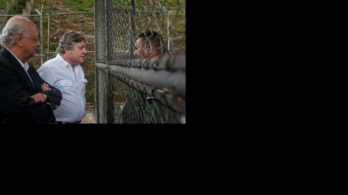 
El padre del dirigente político Leopoldo Lopez, Leopoldo (c), acompañado del político chileno Jose Antonio Viera Gallo (i), permanece afuera de la Prisión Militar de Ramo Verde el sábado 15 de noviembre del 2014, en la ciudad de los Teques (Venezuela) Las sanciones y castigos contra López, recluido en la prisión militar desde hace casi nueve meses, impidieron la visita de sus familiares y de una delegación internacional socialista.
