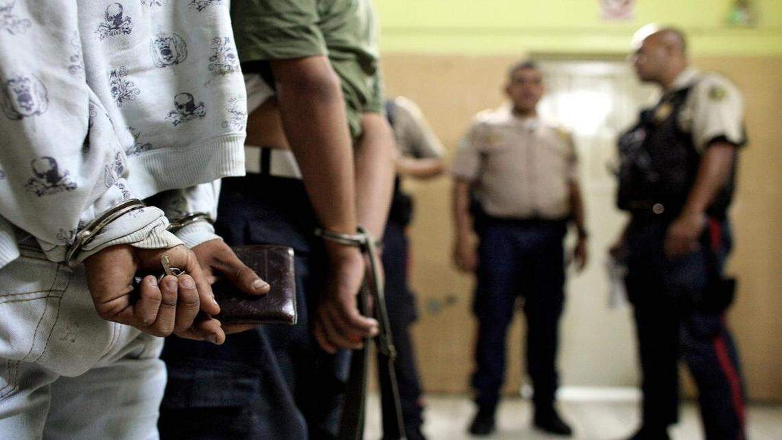 
La Revolución Bolivariana, que por años ha concentrado sus esfuerzos por silenciar a la prensa, ahora fija la mira sobre quienes se atreven a denunciar públicamente los fracasos del régimen de Nicolás Maduro, encarcelando a personas que escriben sus opiniones a través de las redes sociales.
