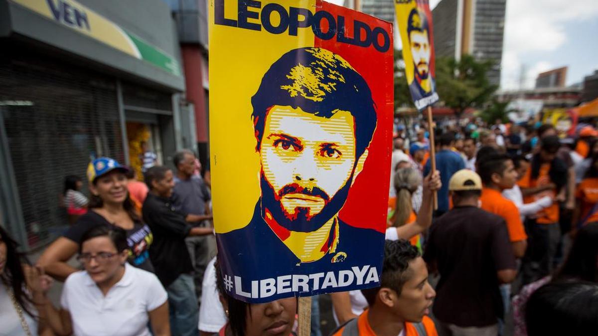 Simpatizantes del opositor venezolano Leopoldo López se manifiestan el viernes 22 de julio de 2016, en las afueras del Palacio de Justicia de Caracas (Venezuela).