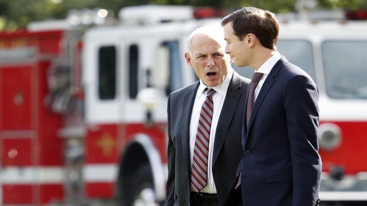 El jefe de gabinete de la Casa Blanca, el general John Kelly (izq), conversa con el asesor presidencial Jared Kushner, esposo de Ivanka Trump, el jueves en el Jardín Sur de la Casa Blanca.