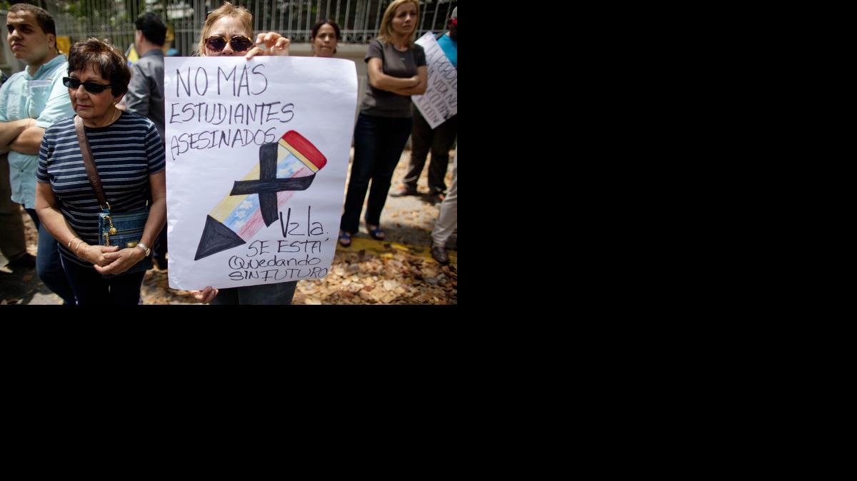 
Varias personas protestan por la muerte del joven de 14 años frente a Embajada del Vaticano en Caracas, el miércoles. 
