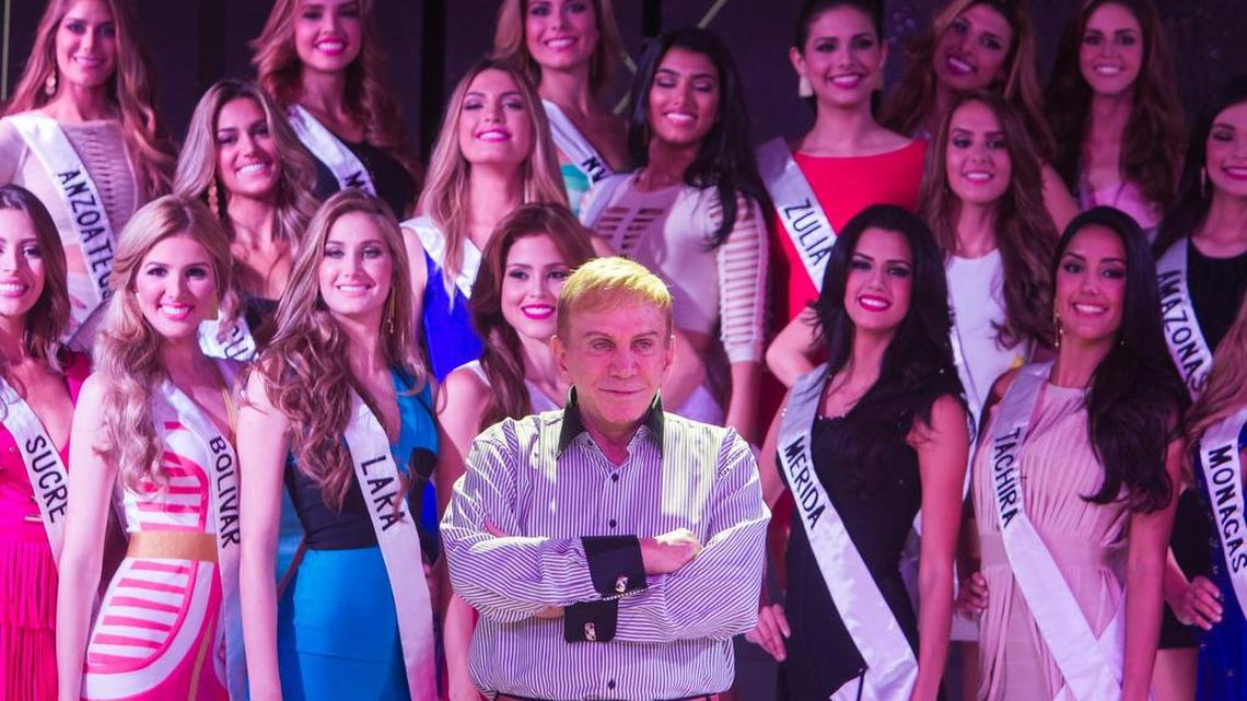 
El presidente de la Organización Miss Venezuela Osmel Sousa posa en el ensayo y presentación a la prensa de las candidatas al certamen de belleza venezolano en Caracas (Venezuela). Venezuela presentó a las candidatas que participarán el próximo jueves en su fenómeno social por excelencia, el certamen de belleza del país, que bate todos los récords televisivos de audiencia y del que han salido ya siete coronas de "Miss Universo" y seis de "Miss Mundo".

