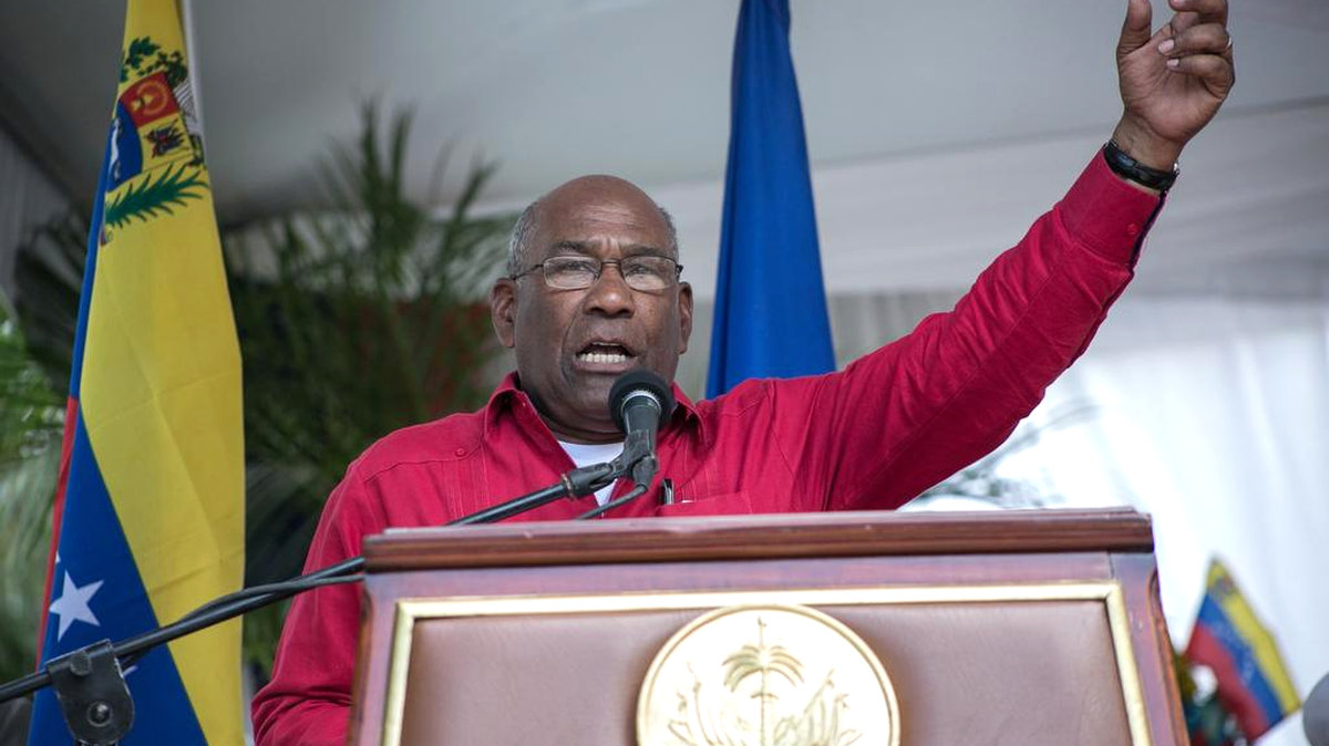  Aristóbulo Isturiz habla durante la inauguración del parque Hugo Chávez, el jueves 31 de marzo de 2016, en Puerto Príncipe (Haití).