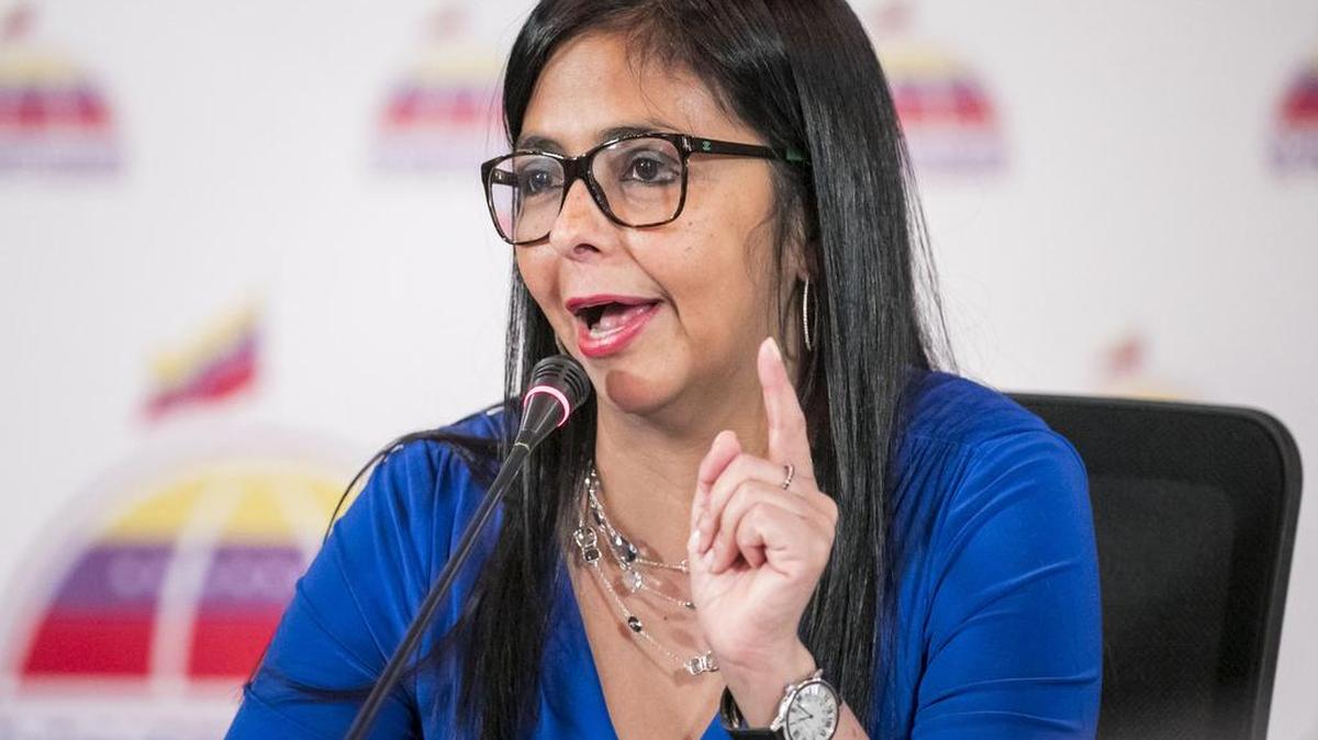 La presidenta de la Asamblea Nacional Constituyente (ANC) de Venezuela, la oficialista Delcy Rodríguez (i), llega para ofrecer declaraciones a la prensa el lunes 28 de agosto de 2017, en Caracas (Venezuela).