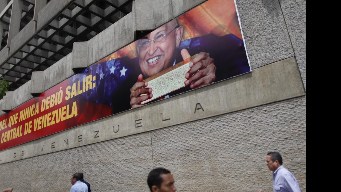 
Las reservas internacionales de Venezuela, la mayor parte de ellas preservada en barras de oro, han caído aceleradamente en los últimos meses en una muestra de los graves problemas que enfrenta el régimen de Nicolás Maduro. Esta situación está acentuando las dudas en los mercados financieros sobre la capacidad de pago del país petrolero.
