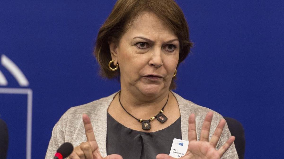 La mujer del alcalde de Caracas y prisionero político Antonio Lezama, Mitzy Capriles, se dirige a los medios de comunicación en el Parlamento Europeo en Estrasburgo (Francia) hoy, 3 de febrero de 2016.