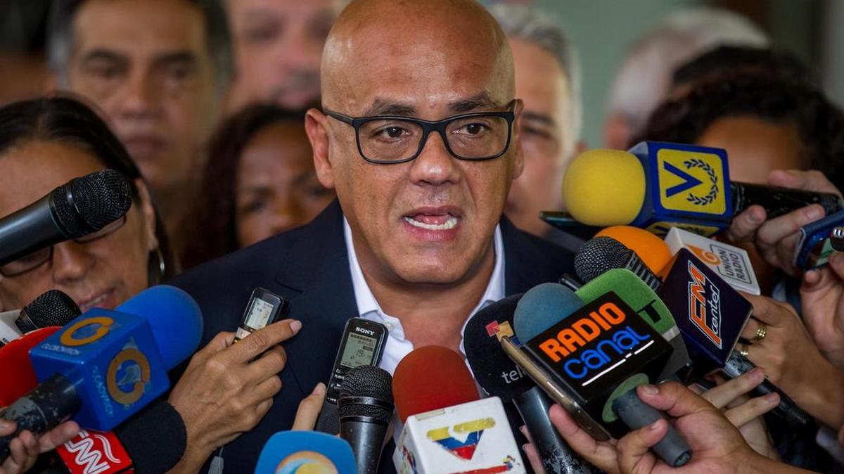 El miembro de la dirección del gobernante Partido Socialista Unido de Venezuela (PSUV), Jorge Rodríguez, ofrece declaraciones a su llegada a la sede principal del Consejo Nacional Electoral (CNE) el jueves 22 de septiembre de 2016, en Caracas (Venezuela).