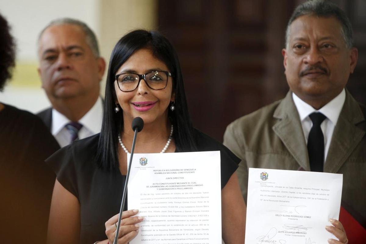 Fotografía cedida por la Agencia Venezolana de Noticias (AVN) de la presidenta de la Asamblea Nacional Constituyente, Delcy Rodriguez (c), mostrando el acta de juramentación de los gobernadores Antonio Barreto, Alfredo Díaz, Laidy Gómez y Ramón Guevara el lunes 23 de octubre del 2017, en la ciudad de Caracas.