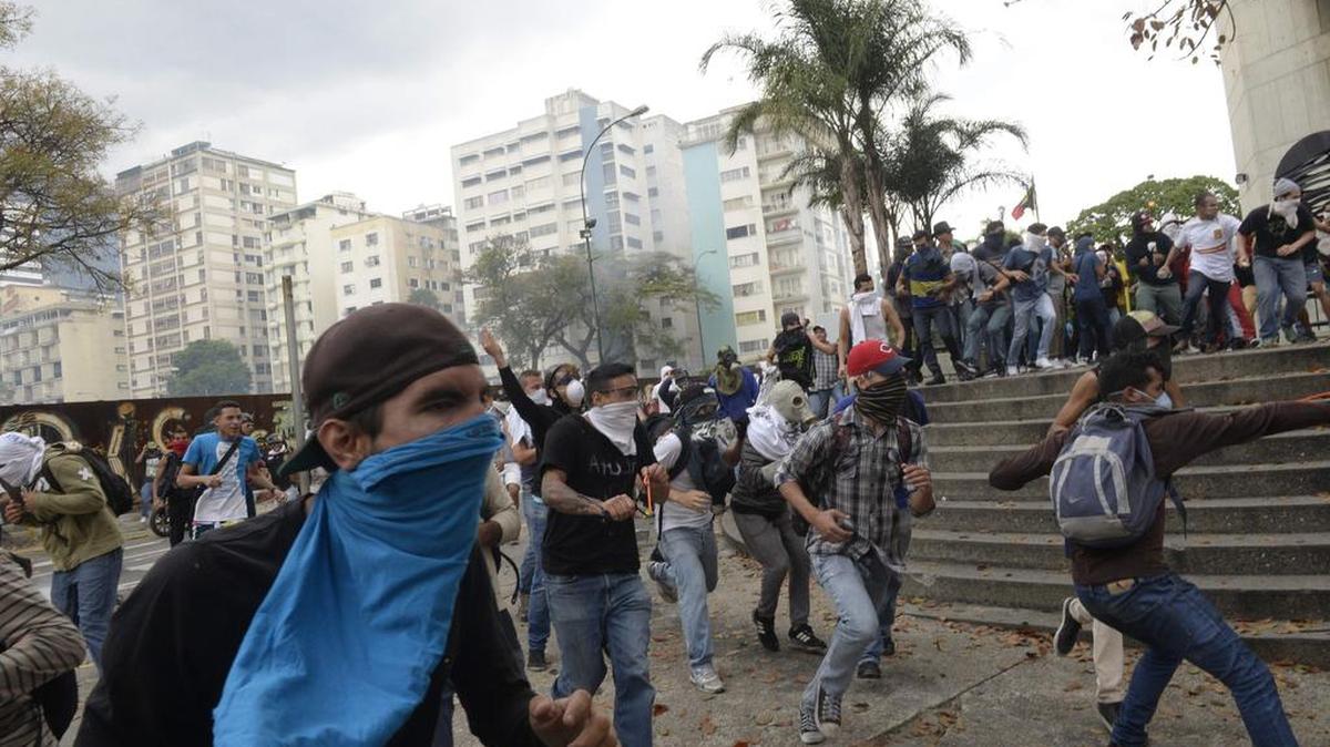 Activistas de la oposición chocan con la policía antimotines en Caracas, Venzuela, este lunes.