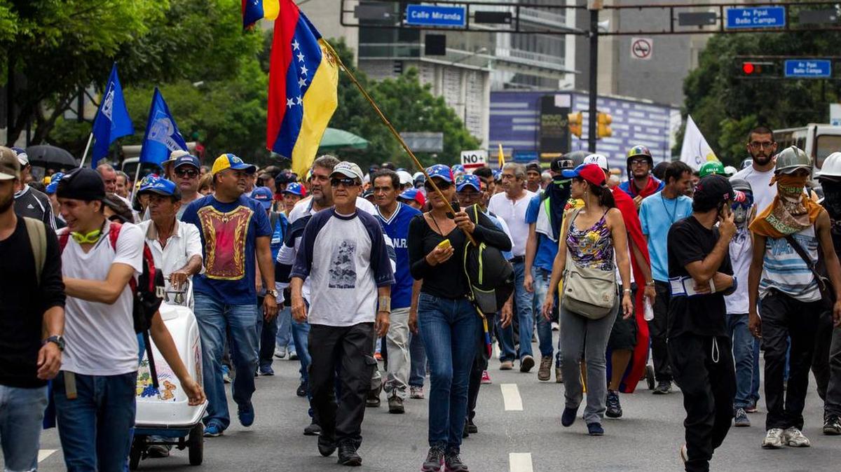 Cientos de personas participan en una manifestación opositora el sábado 27 de mayo de 2017, en Caracas.