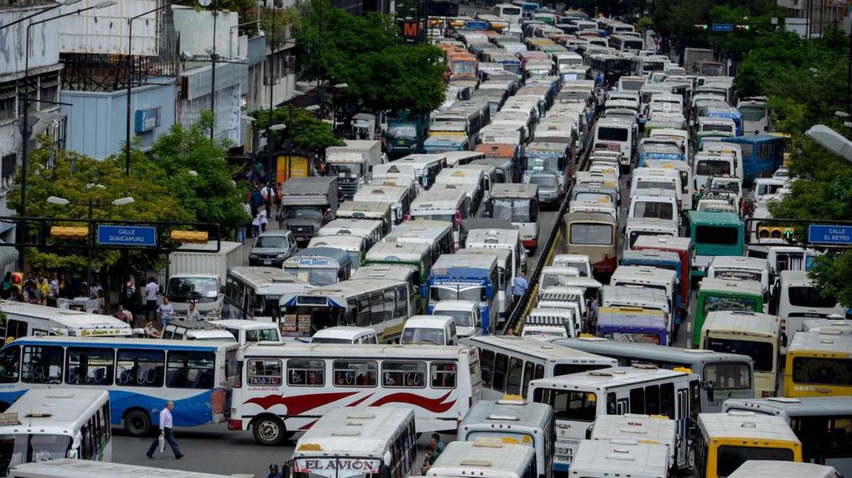 Conductores bloquean una avenida principal en Caracas durante una protesta debido a la escasez en Venezuela de repuestos para sus vehículos.