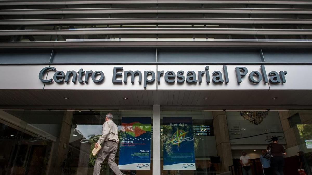 Transeúntes caminan frente al edificio Centro Empresas Polar el martes 19 de octubre de 2015, en Caracas (Venezuela).  