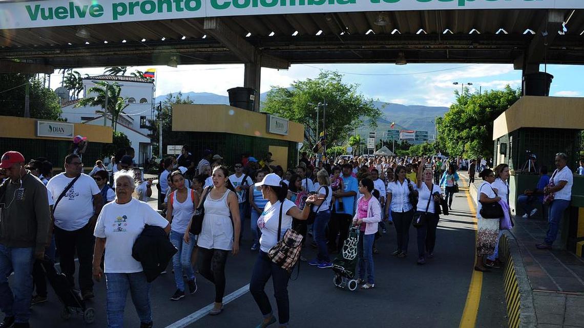 Fotografía del 10 de julio de 2016 de venezolanos por el puente fronterizo Simón Bolivar entre Colombia y Venezuela en San Antonio de Táchira (Venezuela). Los venezolanos que cruzaron el domingo a Colombiaexperimentaron en el país vecino la sensación de entrar en supermercados repletos de productos, algo que hace ya muchos meses no viven en su país.