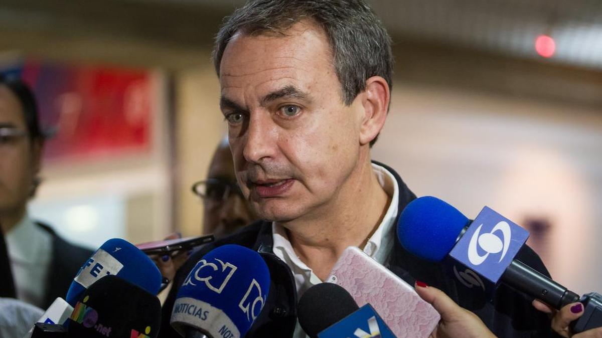 Foto de archivo. El ex presidente del Gobierno español, José Luis Rodríguez Zapatero, llega a Venezuela como observador de las legislativas del domingo, este martes 1 de diciembre del 2015, en el aeropuerto internacional Simón Bolívar, ubicado en Maiquetía, Caracas.