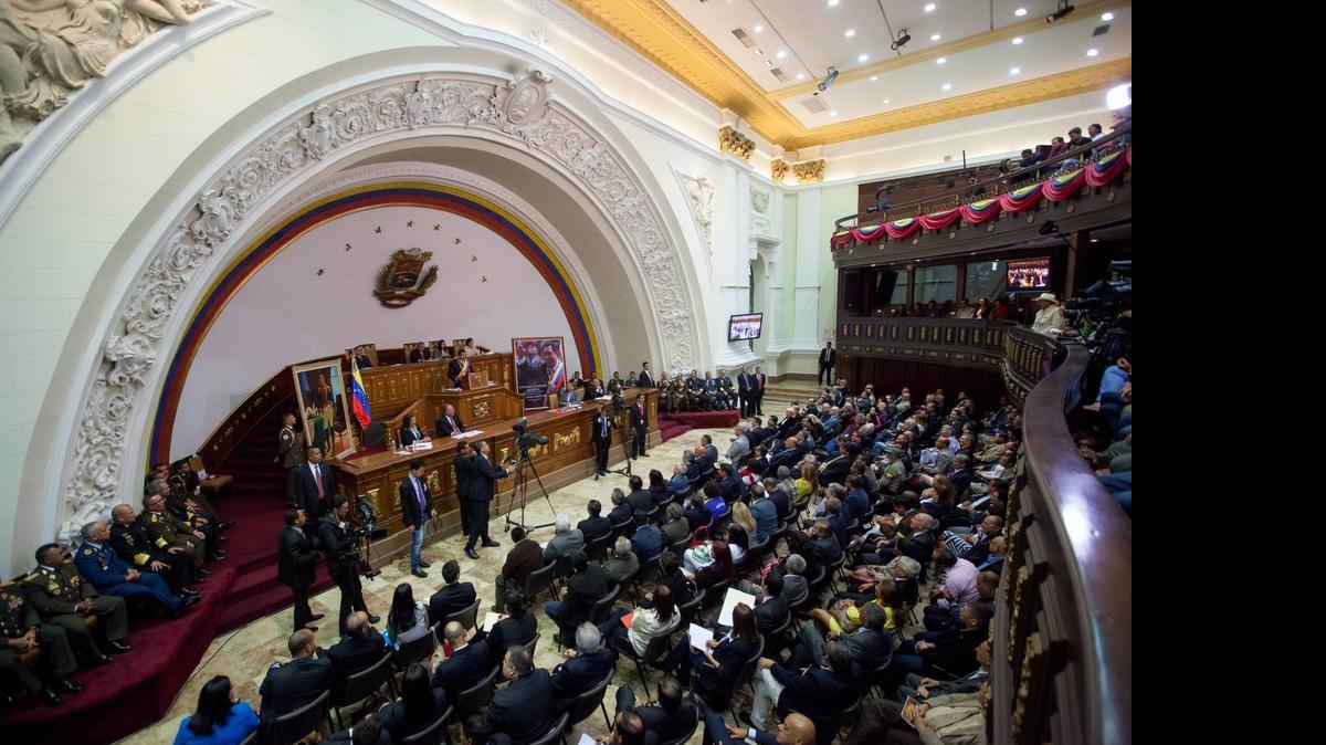 
El presidente venezolano Nicolás Maduro (c), habla ante el Congreso sobre disputas fronterizas con Guyana el lunes, en Caracas. 
