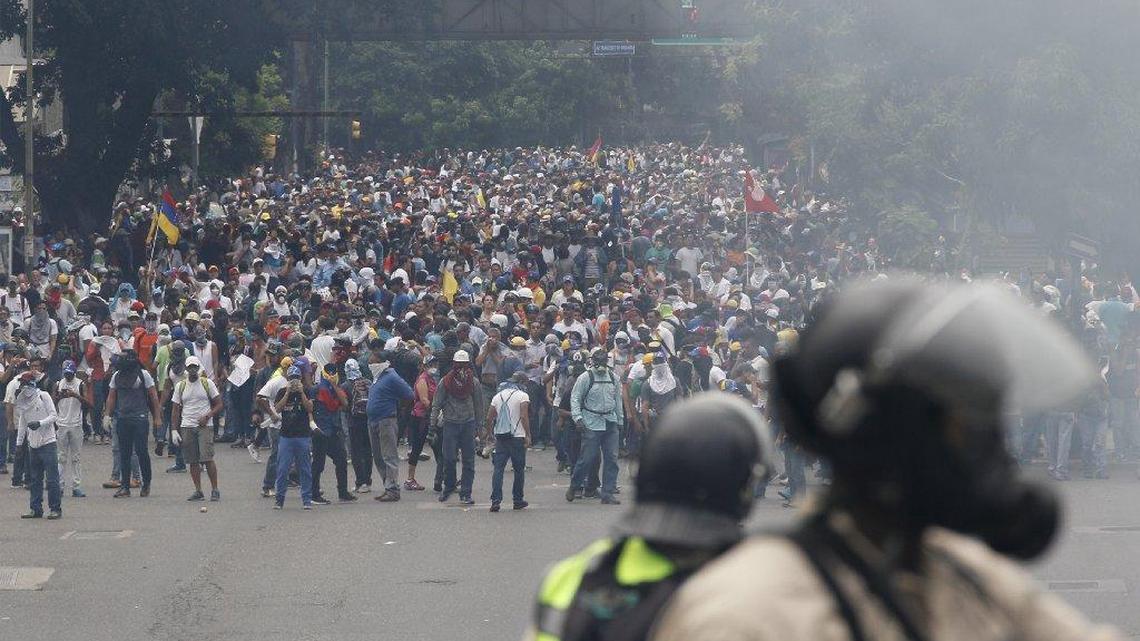 Decenas de miles de manifestantes inundaron las calles de nuevo el jueves, un día después de que tres personas murieron y cientos fueron arrestados en las mayores manifestaciones contra el gobierno en años.