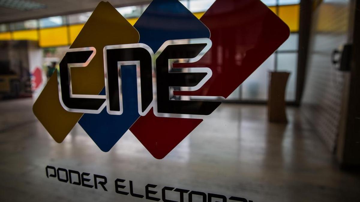 Vista de las iniciales del Consejo Nacional Electoral (CNE) son vistas en la entrada del organismo el miércoles 14 de septiembre del 2016 en Caracas (Venezuela).