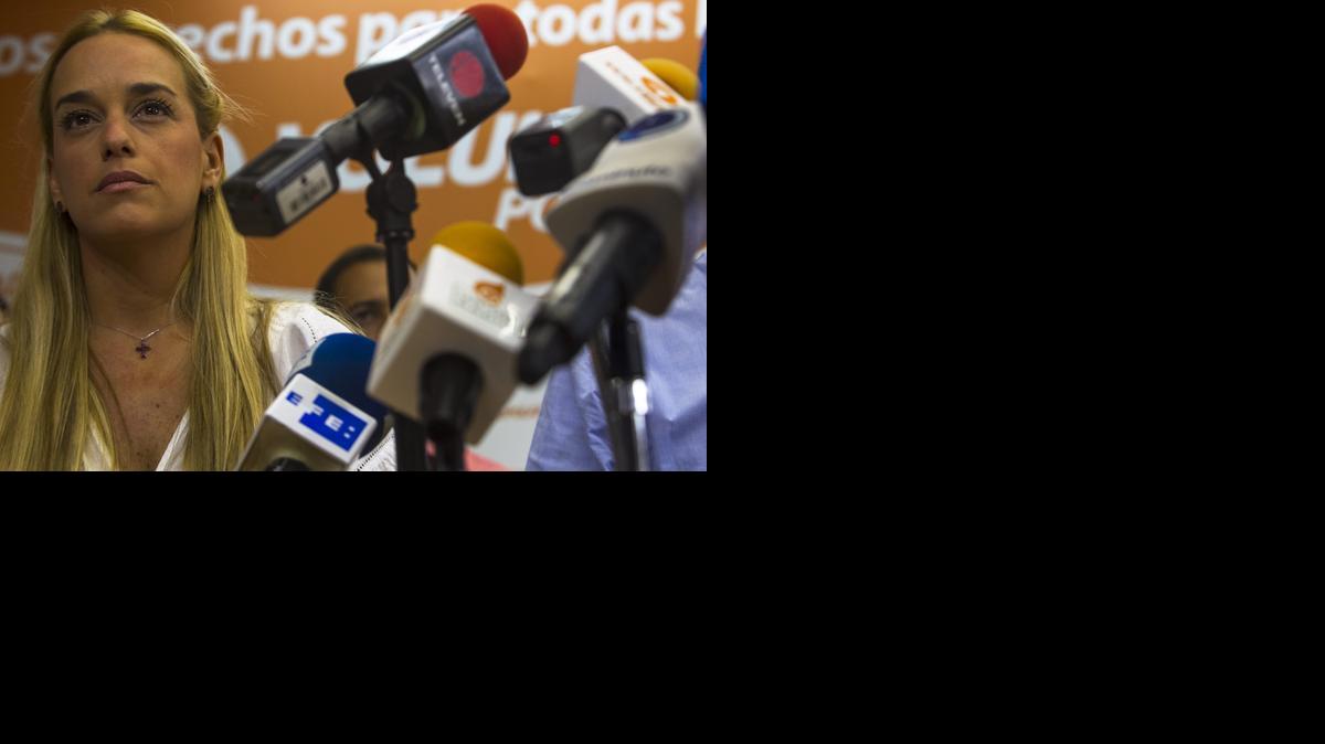 
Lilian Tintori, esposa del líder opositor venezolano encarcelado Leopoldo López, habla durante una rueda de prensa hoy, lunes 27 de octubre de 2014, en la sede nacional del partido venezolano Voluntad Popular, en la ciudad de Caracas, Venezuela.
