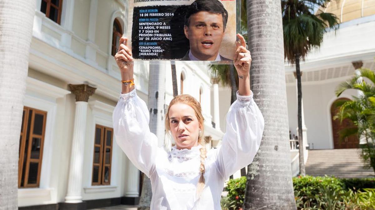 Lilian Tintori, esposa del líder opositor encarcelado Leopoldo López, sostiene un afiche con la imagen de su esposo, en el patio interno de la Asamblea Nacional hoy, jueves 4 de febrero de 2016, en la ciudad de Caracas (Venezuela). Tintori dijo hoy que el proyecto de ley de amnistía, que se debatirá en el Parlamento y que pretende poner en libertad a varios opositores presos, traerá la "paz" a Venezuela. "Amnistía más reconciliación lo que va traer en Venezuela es paz, hoy queremos paz para Venezuela", dijo Tintori a los periodistas desde la sede del Legislativo.