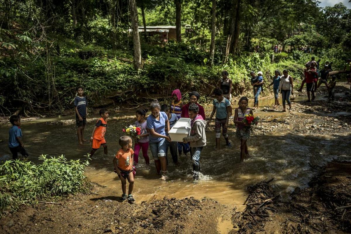 Familiares cargan el ataúd de Kleiver Enrique Fernández durante el cortejo fúnebre el 17 de agosto en Urdaneta, Venezuela.