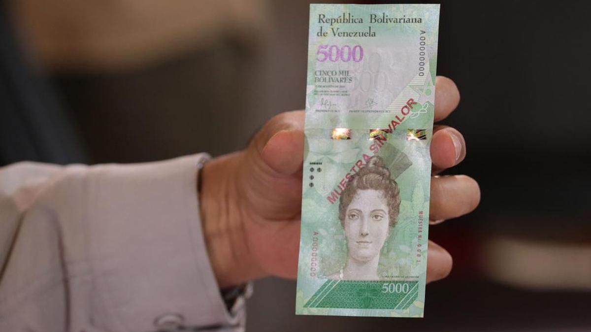 Fotografía cedida por el Palacio de Miraflores donde se observa al presidente de Venezuela Nicolas Maduro sosteniendo un billete de 5,000 bolívares el jueves 15 de diciembre del 2016, en Caracas (Venezuela).