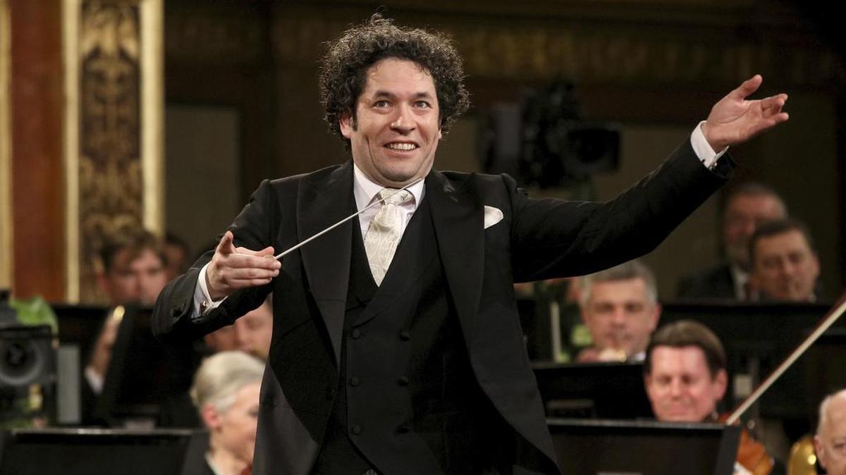 El director venezolano Gustavo Dudamel conduce la Orquesta Filarmónica de Viena durante el tradicional concierto de Año Nuevo, el 1 de enero de 2017, en Viena, Austria.