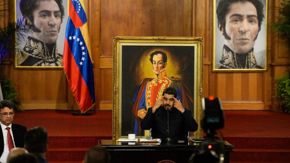 El gobernante venezolano Nicolás Maduro habla a medios internacionales en el palacio presidencial de Miraflores en Caracas, el 17 de octubre.