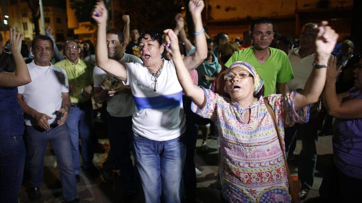 Simpatizantes de la oposición celebran el cierre de un centro electoral el domingo 6 de diciembre, en Caracas, Venezuela.