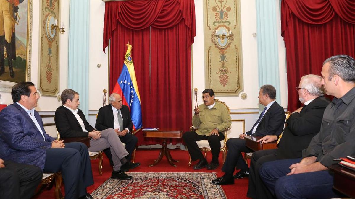 Fotografía cedida por prensa de Miraflores, donde se observa al ex presidente de Panamá Martín Torrijos, el ex jefe del Gobierno español José Luis Rodríguez Zapatero, el ex presidente colombiano Ernesto Samper, el presidente de Venezuela Nicolás Maduro, el ex presidente de República Dominican Leonel Fernández, el Nuncio Apostólico en Venezuela Aldo Giordano y el vicepresidente del pais Tareck El Aissami durante una reunión el jueves 19 de enero de 2017, en la ciudad de Caracas (Venezuela).
