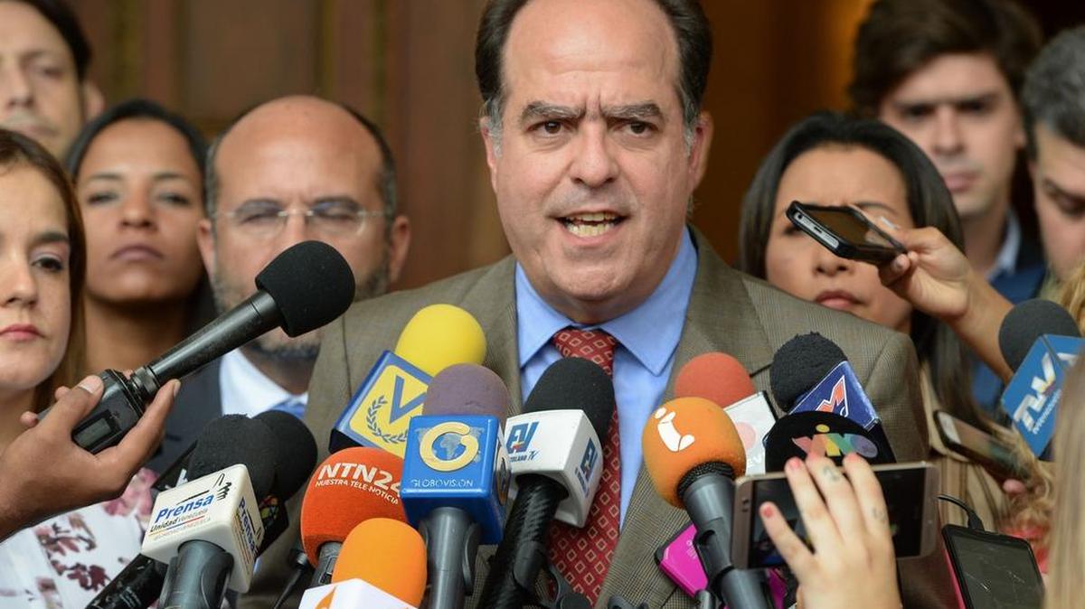 El presidente del Parlamento de Venezuela, Julio Borges, habla con los medios de comunicación antes de una sesión de la Asamblea Nacional, en Caracas.