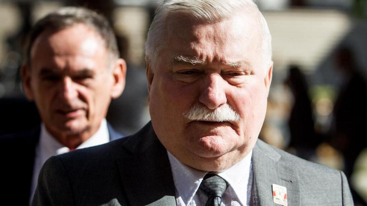 FOTO DE ARCHIVO: El ex presidente polaco Lech Walesa llega a la Asamblea Nacional de Venezuela hoy, jueves 18 de febrero del 2016, en la ciudad de Caracas (Venezuela).