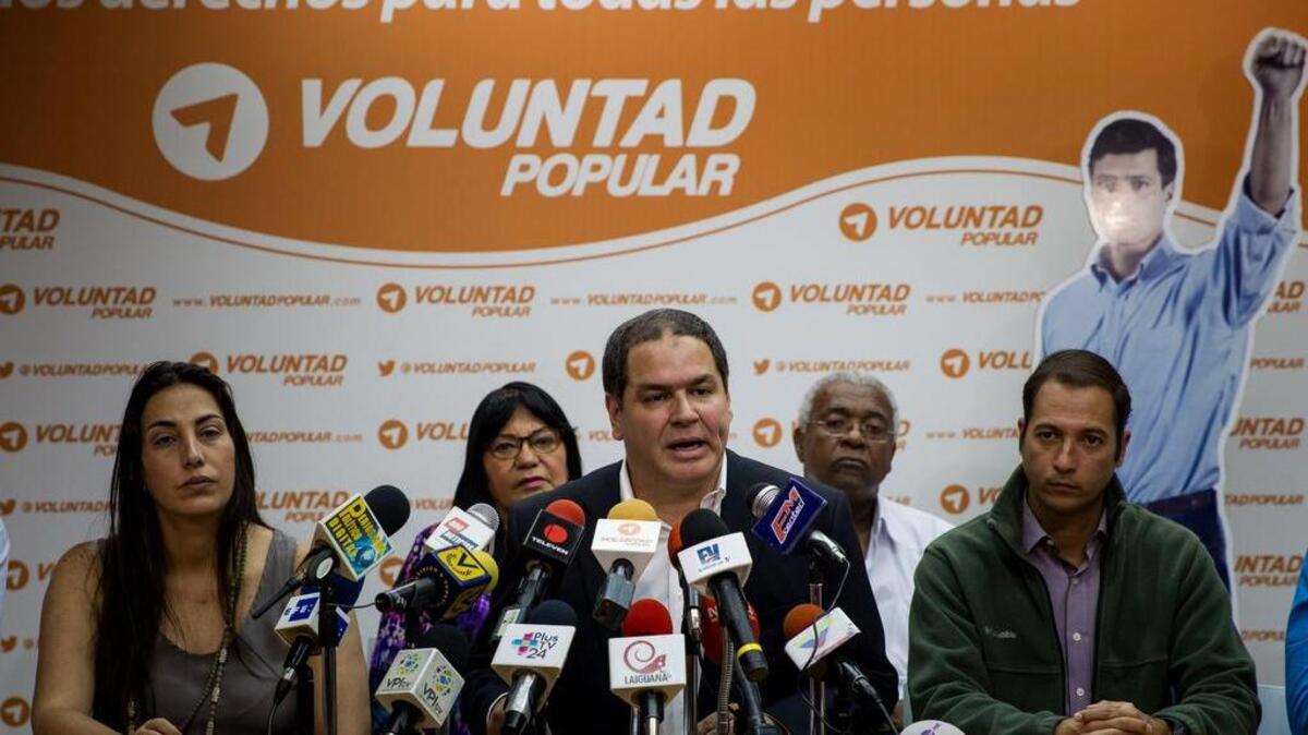 El presidente de la Comisión de Política Exterior del Parlamento venezolano, el opositor Luis Florido (c) habla el lunes 15 de agosto de 2016, durante una rueda de prensa en Caracas (Venezuela).