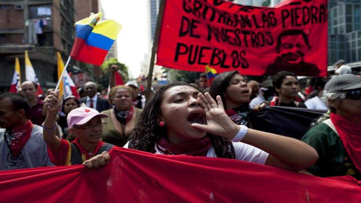 
Miembros de colectivos chavistas durante una manifestación por las calles de Caracas en febrero del 2014.
