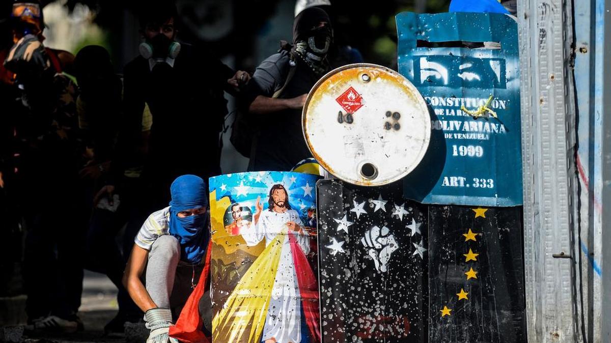 Manifestantes antigubernamentales atacaron la sede administrativa del Tribunal Supremo de Justicia de Venezuela el lunes 12 de junio de 2017, en Caracas.