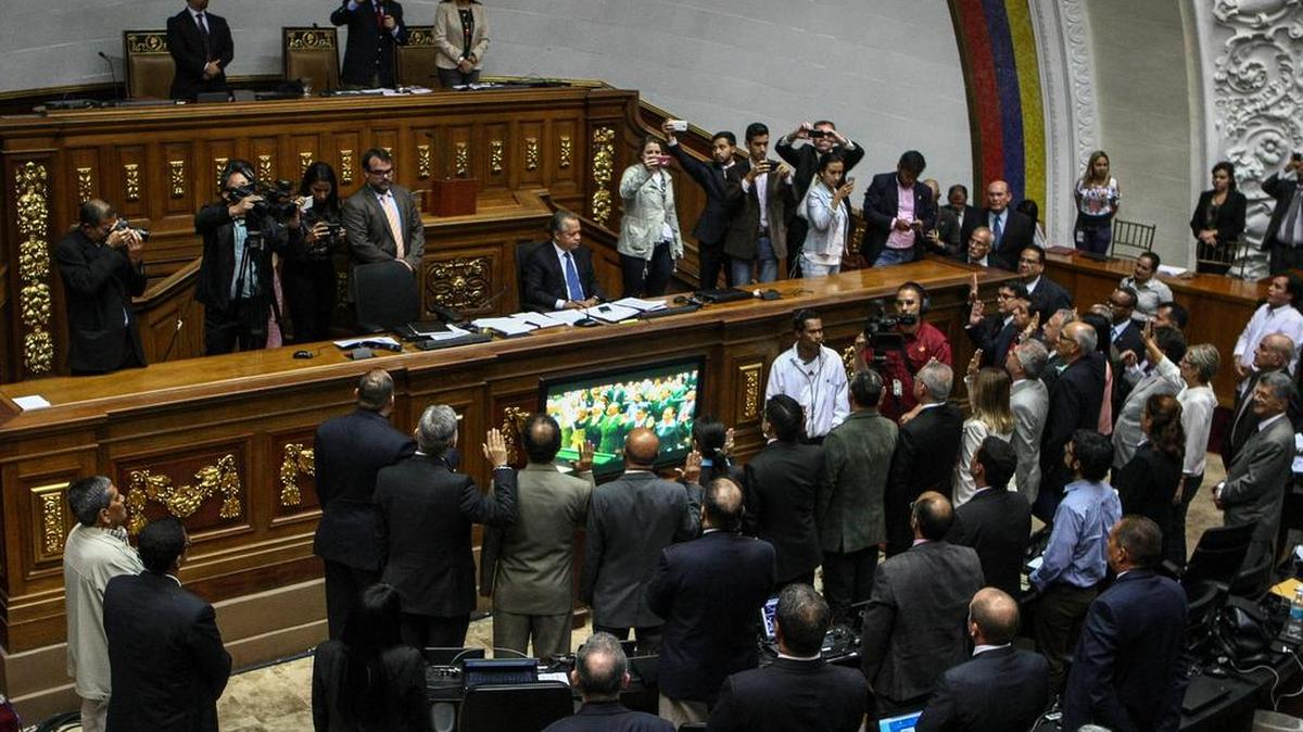Legisladores participan en una sesión de la Asamblea Nacional el, martes 13 de Junio de 2017, en Caracas (Venezuela).