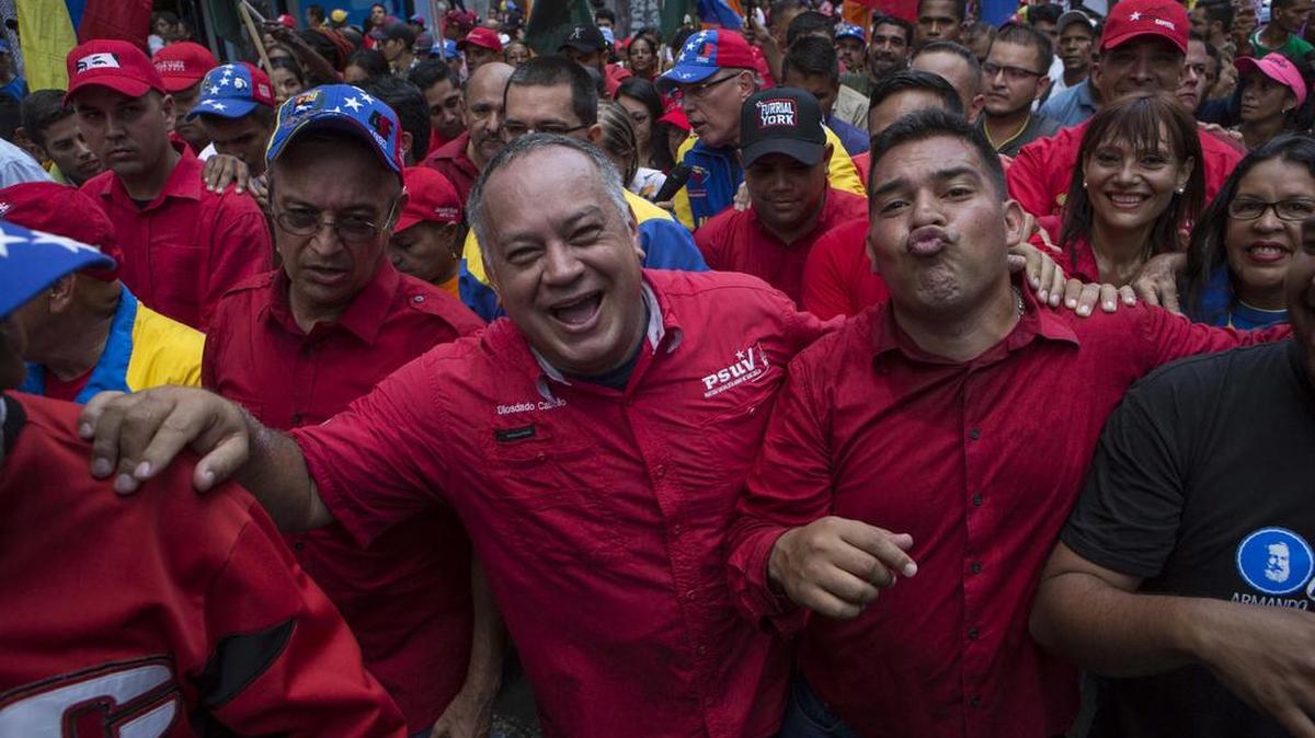 El dirigente político Diosdado Cabello (c) y el consejal Nahúm Fernández (d) participan en una manifestación a favor del gobierno nacional el lunes 14 de agosto de 2017, en Caracas (Venezuela).