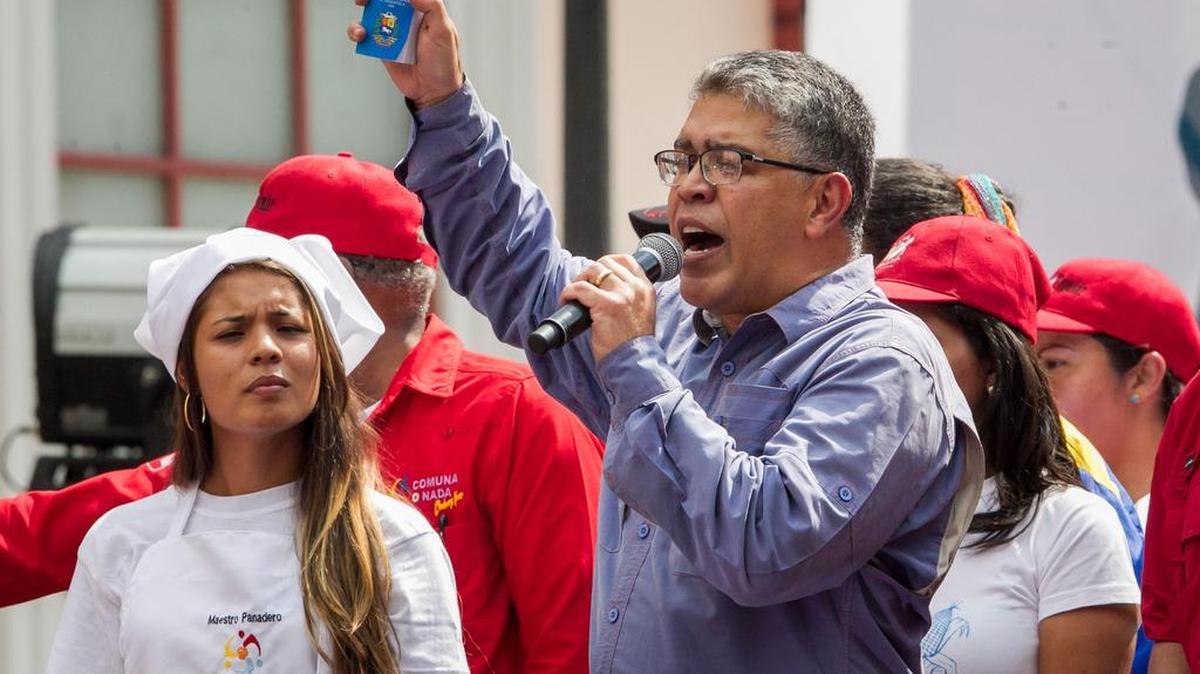 El ministro venezolano de educación Elías Jaua participa en una manifestación de apoyo a la convocatoria a un proceso constituyente el martes 9 de mayo de 2017, en Caracas (Venezuela).