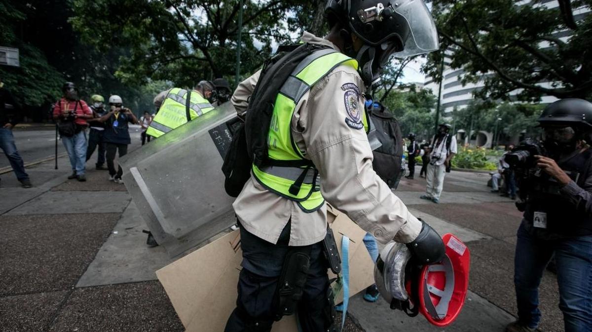 Miembros de la Policía Nacional Bolivariana (PNB) decomisan material de protesta de manifestantes opositores el lunes 19 de junio de 2017, en Caracas, Venezuela. Al menos 48 personas resultaron heridas hoy tras las protestas de la oposición en Caracas que buscaban llegar hasta la sede del Consejo Nacional Electoral (CNE), en el centro de la capital.