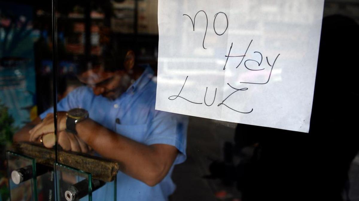 Fotografía de archivo del 2013 de un empleado durante un apagón en Caracas, Venezuela.