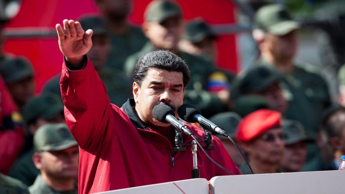 El presidente venezolano, Nicolás Maduro, realiza un discurso hoy, jueves 4 de febrero de 2016, frente al Palacio Presidencial en Caracas (Venezuela).