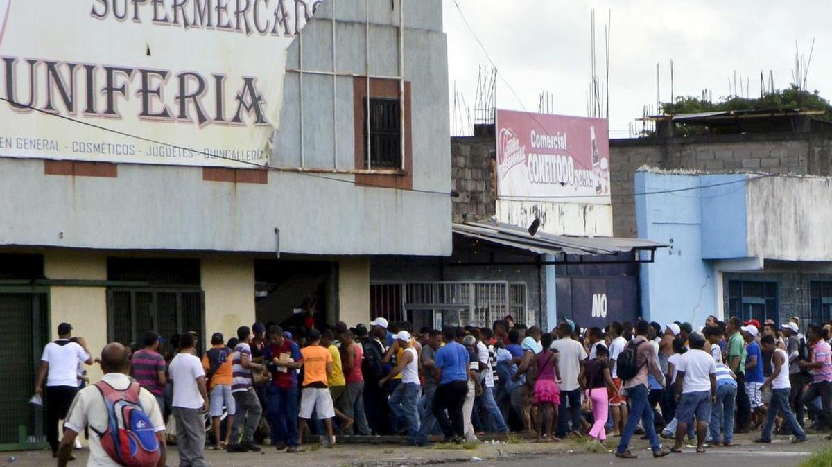 Ante la escasez de alimentos, venezolanos hacen fila en las afuera de un supermercados en el estado Bolívar para comprar comida en esta foto de archivo del 31 de julio de 2015.