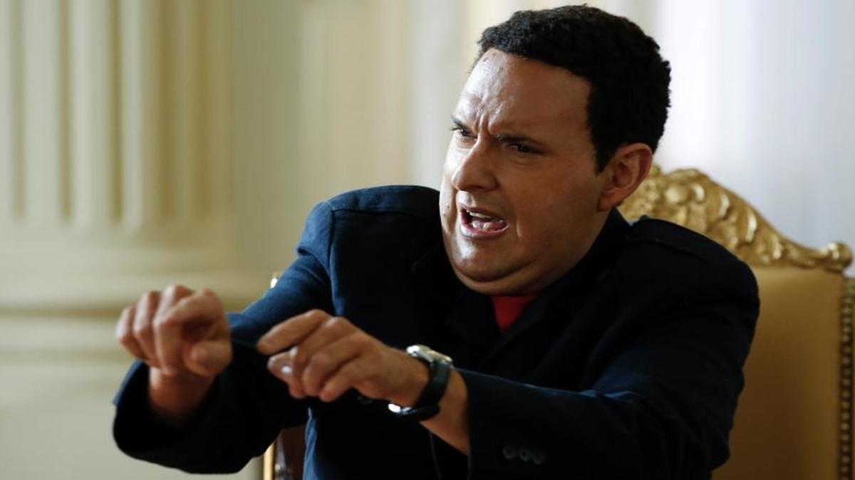 El actor colombiano Andrés Parra interpreta al gobernante venezolano Hugo Chávez en la serie de TV ‘El Comandante’, que se filmó en Bogotá, y que será transmitida en Latinoamérica.