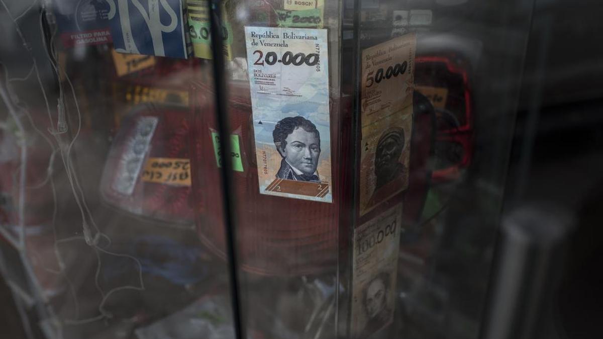 Un billete de 20 bolívares alterado para que parezca de 20,000 fue colocado el domingo en la ventana de un negocio en la población de Urea, Venezuela.