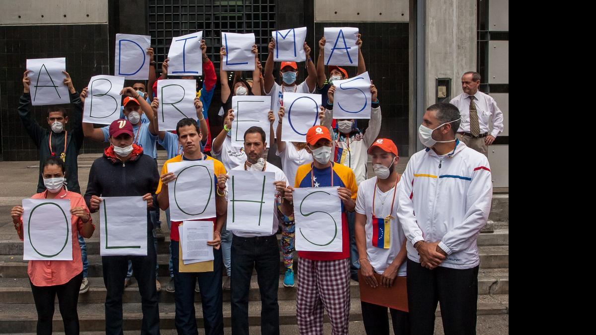 
Un grupo de miembros del partido político Voluntad Popular, quienes participan en una huelga de hambre, asisten a la Embajada de Brasil hoy, viernes 19 de junio de 2015, para entregar un documento donde se solidarizan con los senadores de Brasil, en Caracas (Venezuela). Los senadores brasileños que intentaron ayer visitar a opositores venezolanos presos y que fueron rodeados por partidarios del Gobierno de Caracas que protestaban por su presencia en Venezuela, reclamaron hoy que el Ejecutivo de Brasil denuncie la "falta de libertades" en Venezuela ante el Mercosur y la Unasur. 
