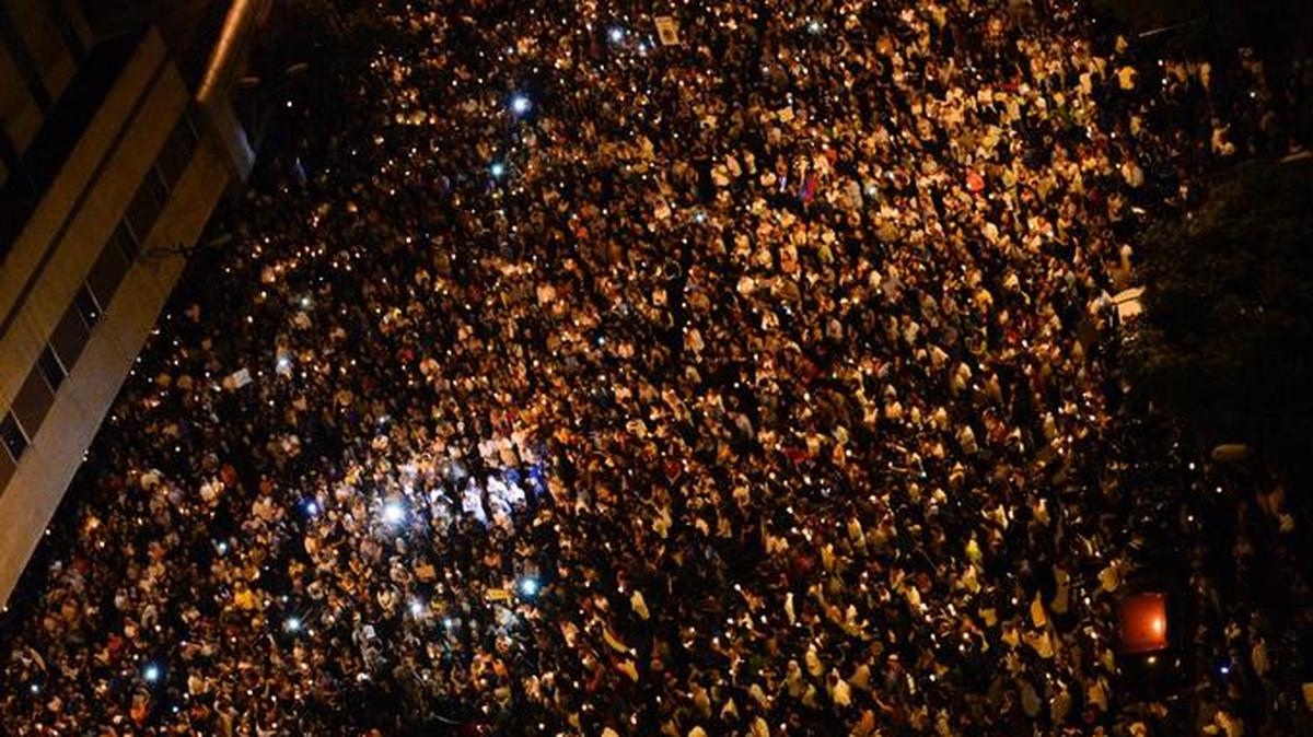 Una multitud celebra una vigilia el jueves 8 de junio por la muerte el miércoles del venezolano de 17 años Neomar Lander durante una protesta en Caracas.