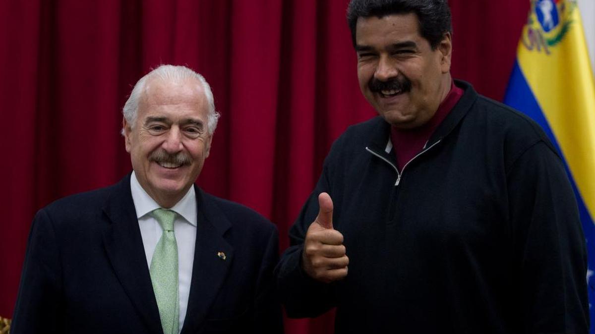El expresidente de Colombia Andrés Pastrana (i) se reúne con el presidente de Venezuela Nicolás Maduro (d) este sábado 5 de diciembre de 2015, en el Palacio de Miraflores en la ciudad de Caracas (Venezuela).
