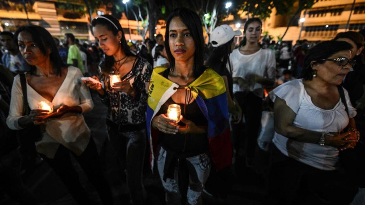Estudiantes venezolanos rinden tributo al joven Juan Pablo Pernalete que falleció el 26 de abril de 2017 durante una protesta en Caracas.