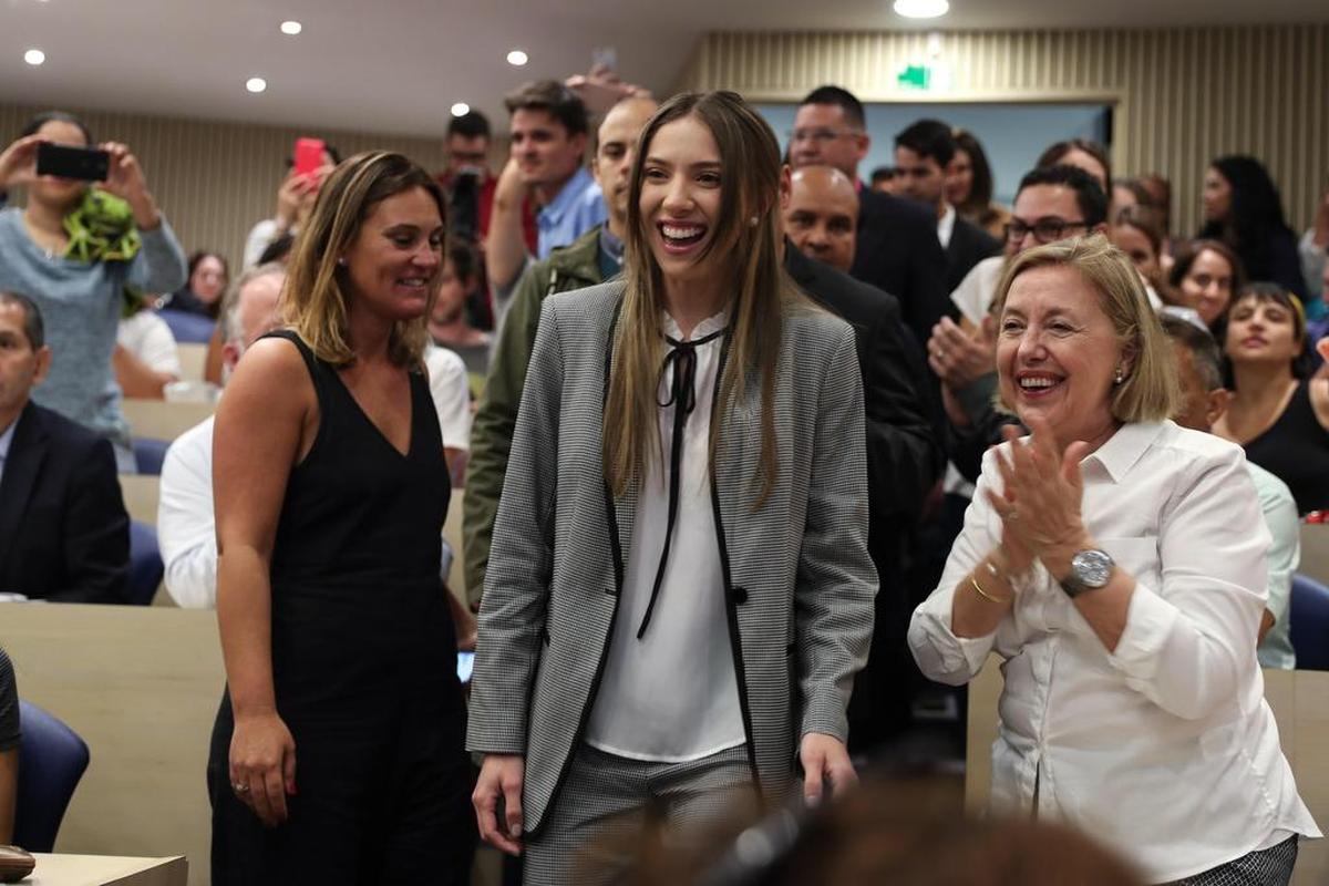 CH01. SANTIAGO (CHILE), 19/03/2019.- Fabiana Rosales (c), esposa del presidente de la Asamblea Nacional de Venezuela, Juan Guaidó, llega este martes a la Universidad Adolfo Ibáñez en Santiago (Chile), donde participó en una conversación sobre la realidad política de su país. EFE/Alberto Valdés